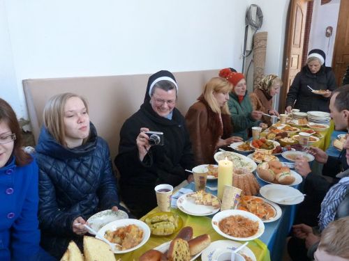 На Вінничині римо-католики організували Великодній обід для вбогих та самотніх.(ФОТО) На Вінничині римо-католики організували Великодній обід для вбогих та самотніх.(ФОТО)